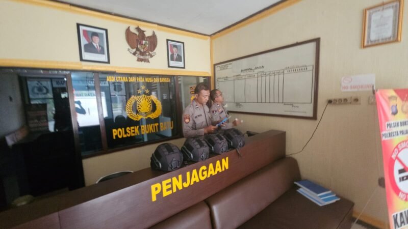 Pastikan Kesiapan Tugasnya, Anggota Piket Polsek Bukit Batu Periksa Barang Inventaris