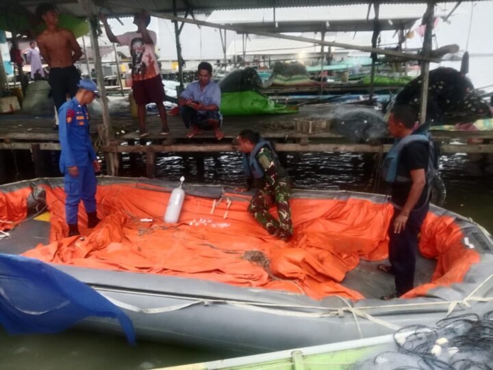 Polairud Bersinergi Dengan TNI AL dan KPLP Mengamankan Temuan Life Craft KM. Virgo transport 8 Oleh Nelayan Jelai.