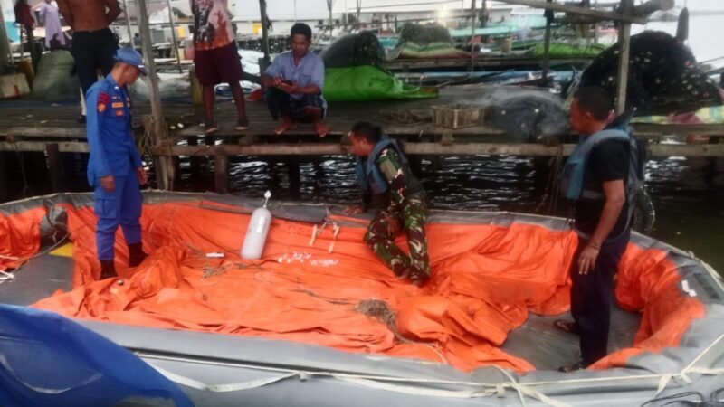 Polairud Bersinergi Dengan TNI AL dan KPLP Mengamankan Temuan Life Craft KM. Virgo transport 8 Oleh Nelayan Jelai.