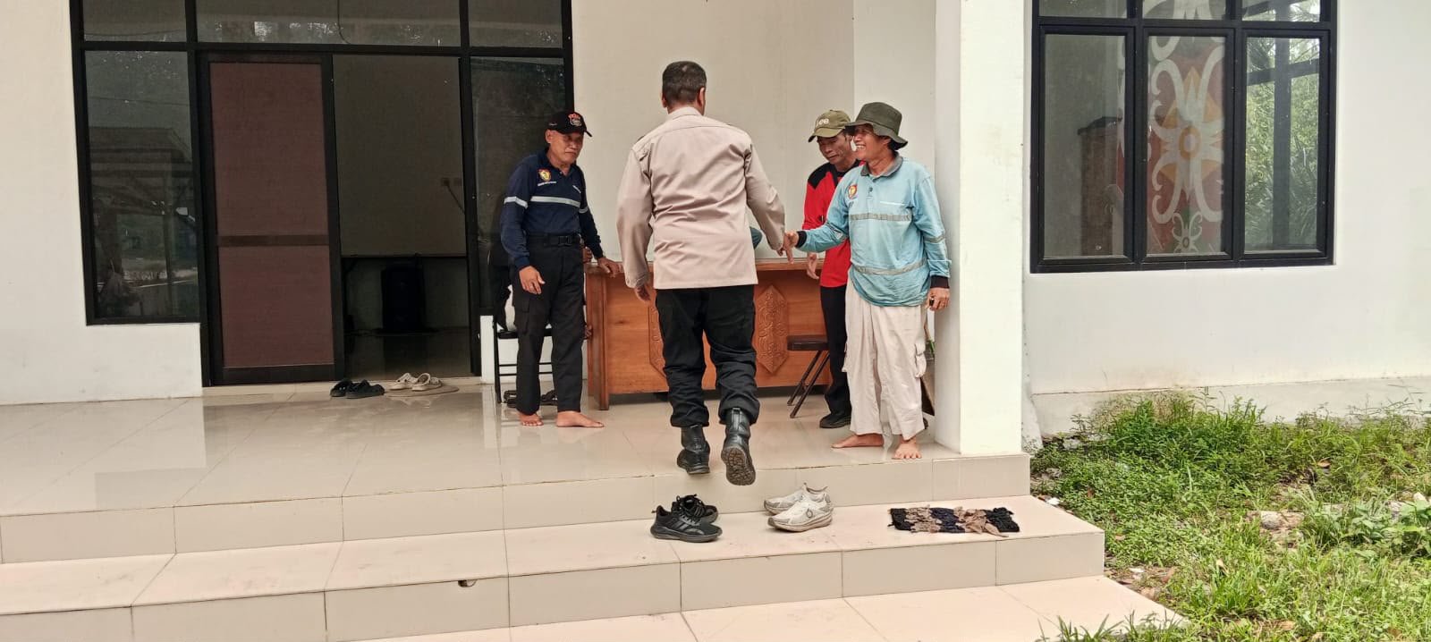 Jaga Keamanan Wisatawan, Polsek Bukit Batu Patroli Dialogis di Nyaru Menteng