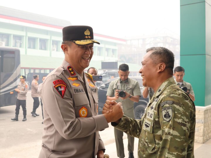 HUT TNI ke-81, Kapolda Kalteng Bersama Pejabat Utama Beri Kejutan Kue Ulang Tahun untuk Kodam XXII Tambun Bungai