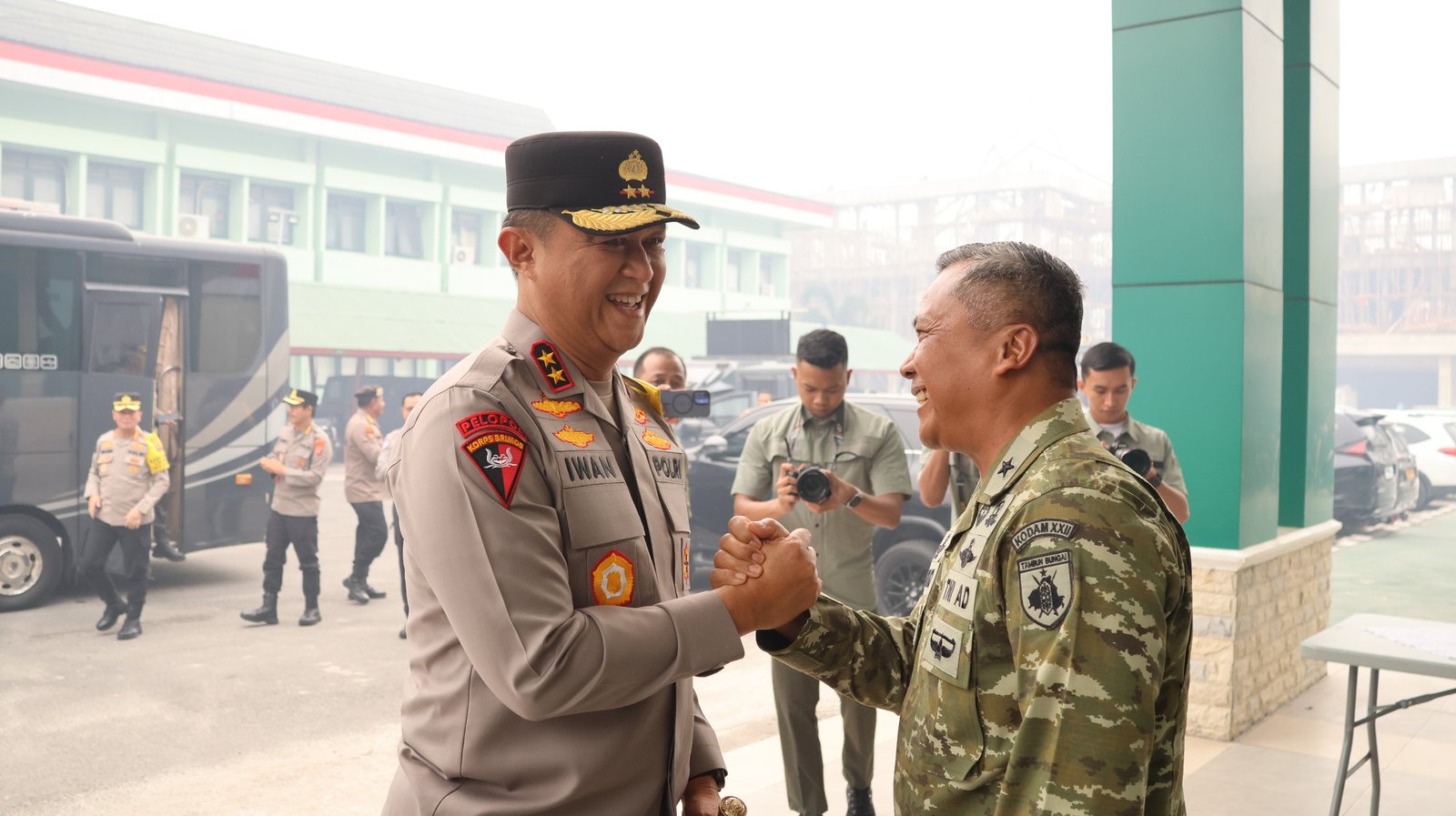 HUT TNI ke-81, Kapolda Kalteng Bersama Pejabat Utama Beri Kejutan Kue Ulang Tahun untuk Kodam XXII Tambun Bungai