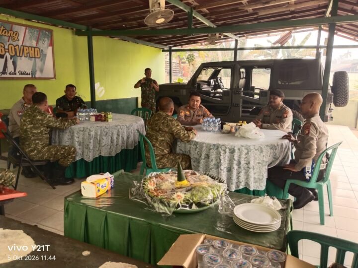 Semarak HUT TNI ke-81, Polsek Pahandut Sambangi Koramil 1016 Pahandut