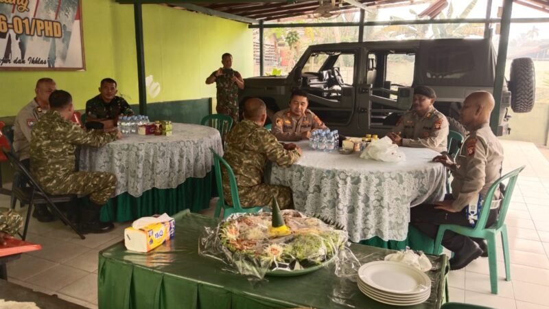 Semarak HUT TNI ke-81, Polsek Pahandut Sambangi Koramil 1016 Pahandut