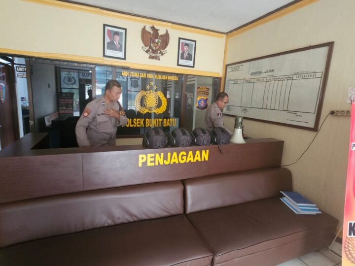 Pastikan Inventaris Siap Digunakan, Polsek Bukit Batu Periksa Peralatan Penjagaan