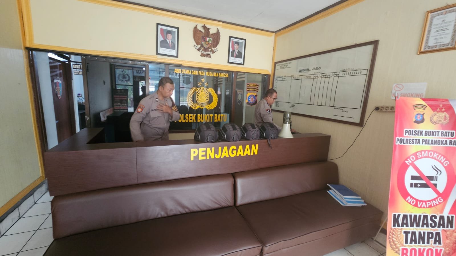 Pastikan Inventaris Siap Digunakan, Polsek Bukit Batu Periksa Peralatan Penjagaan