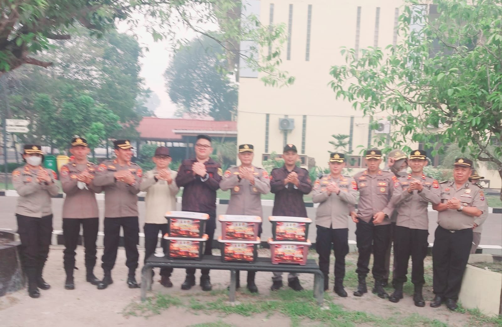 Dukung Ditbinmas Polda Kalteng Tanggulangi Karhutla, KBPP Polri Beri Tali Asih Dan Bersinergi Padamkan Api
