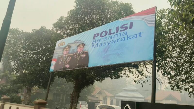 Perkuat Kemitraan, Polsek Pahandut Pasang Spanduk Polisi Bersama Masyarakat