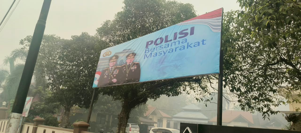 Perkuat Kemitraan, Polsek Pahandut Pasang Spanduk Polisi Bersama Masyarakat