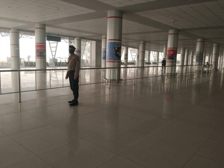 Dukung Aktivitas Transportasi Udara, Satpamobvit Polresta Palangka Raya Jaga Bandara Tjilik Riwut