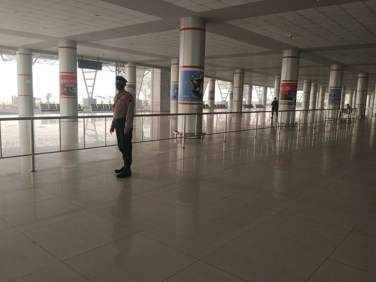 Dukung Aktivitas Transportasi Udara, Satpamobvit Polresta Palangka Raya Jaga Bandara Tjilik Riwut