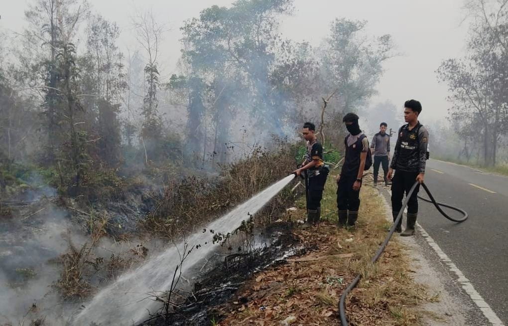 Di Tengah Kepungan Asap, Personel Polda Kalteng Terus Optimalkan Pemadaman Karhutla