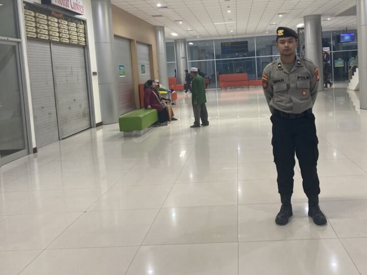 Di Bandara Tjilik Riwut, Personel Satpamobvit Polresta Palangka Raya Optimalkan Pengawasan Keamanan