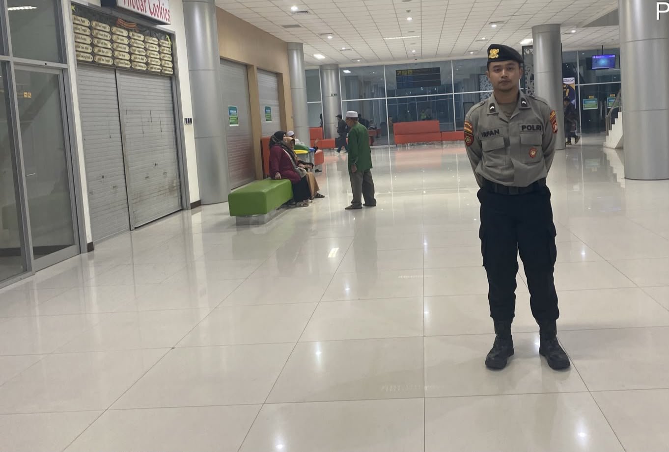 Di Bandara Tjilik Riwut, Personel Satpamobvit Polresta Palangka Raya Optimalkan Pengawasan Keamanan
