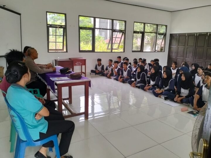 Kenalkan SMA Kemala Taruna Bhayangkara, Polsek Bukit Batu Sosialisasikan SPMB di SMPN 5 Palangka Raya