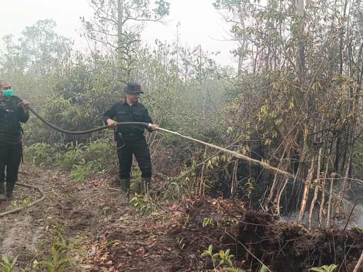 Hari Minggu Tak Surutkan Semangat Personel Polda Kalteng Padamkan Karhutla Demi Masyarakat