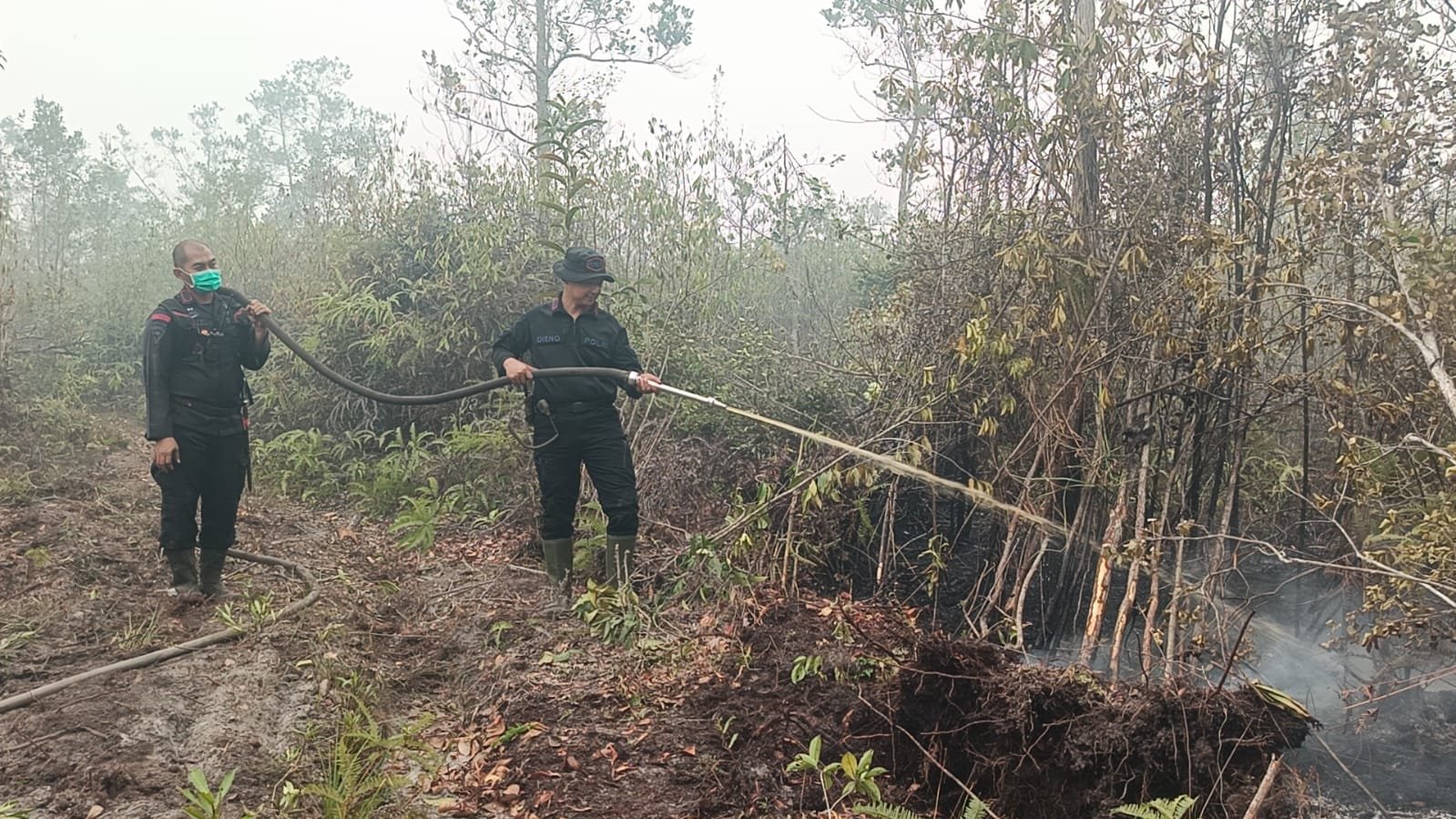 Hari Minggu Tak Surutkan Semangat Personel Polda Kalteng Padamkan Karhutla Demi Masyarakat