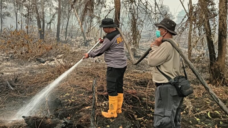 Api Dekati Rumah Warga, Regu 10 Polresta Palangka Raya Lakukan Pemadaman di Kalampangan