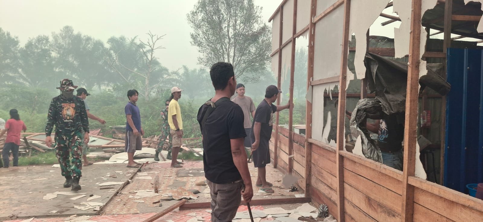 Meringankan Beban Warga, Sasaran Rumah Tidak Layak Huni Mulai Dibongkar Dalam Program TMMD
