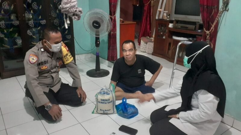 Pererat Silaturahmi, Polsek Pahandut Dampingi Penyaluran Sembako bagi Pengurus RT Panarung