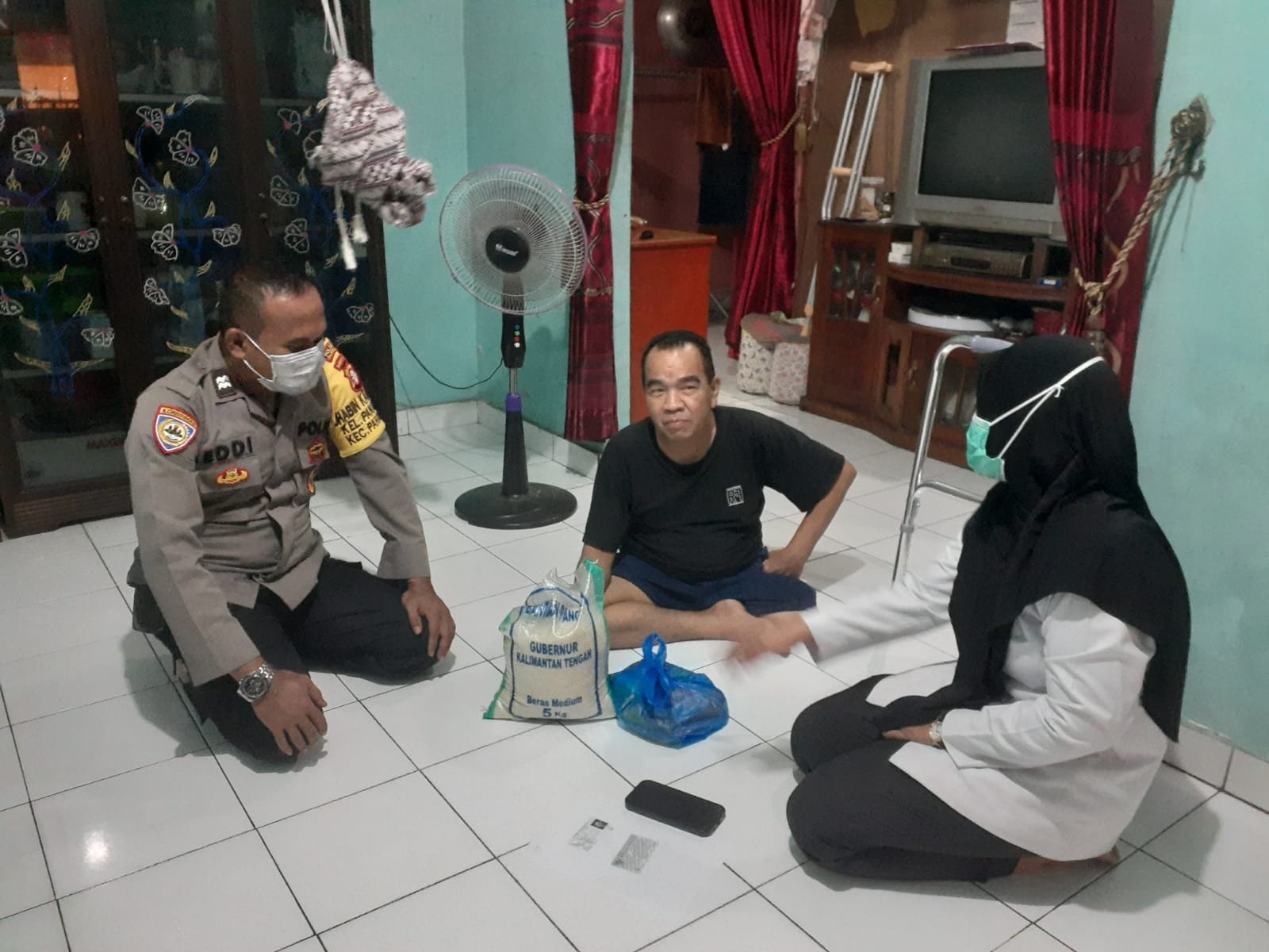 Pererat Silaturahmi, Polsek Pahandut Dampingi Penyaluran Sembako bagi Pengurus RT Panarung