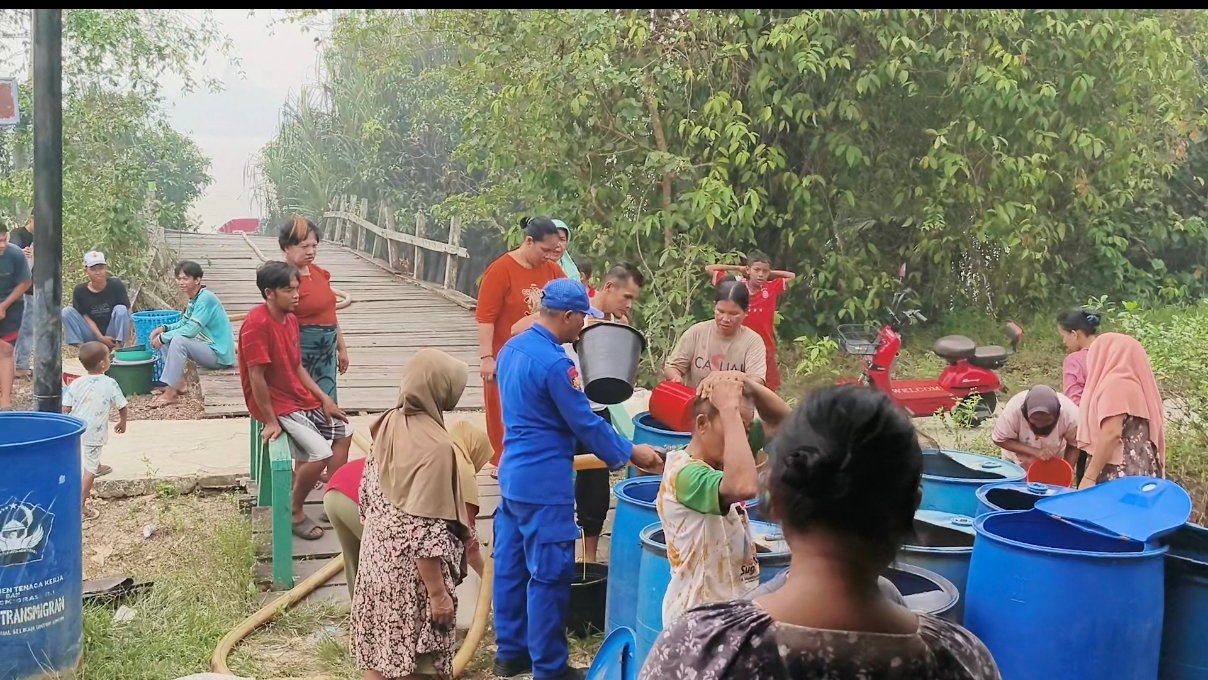 POLRI Hadir, Ditpolairud Polda Kalteng Salurkan Bantuan Air Bersih Untuk Masyarakat