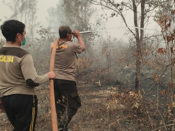 Cegah Api Mendekati Permukiman, Satgas Karhutla Polresta Palangka Raya Padamkan Lahan di Banturung