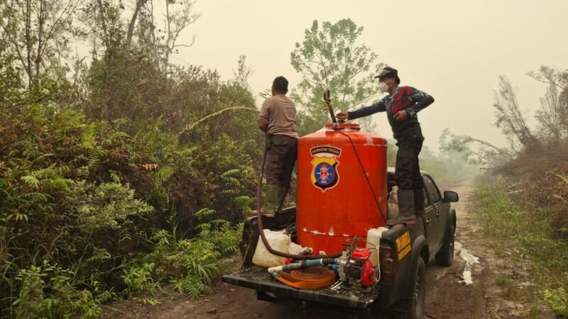 Cegah Karhutla Meluas, Regu 6 dan 7 Polresta Palangka Raya Lakukan Pendinginan di Marang