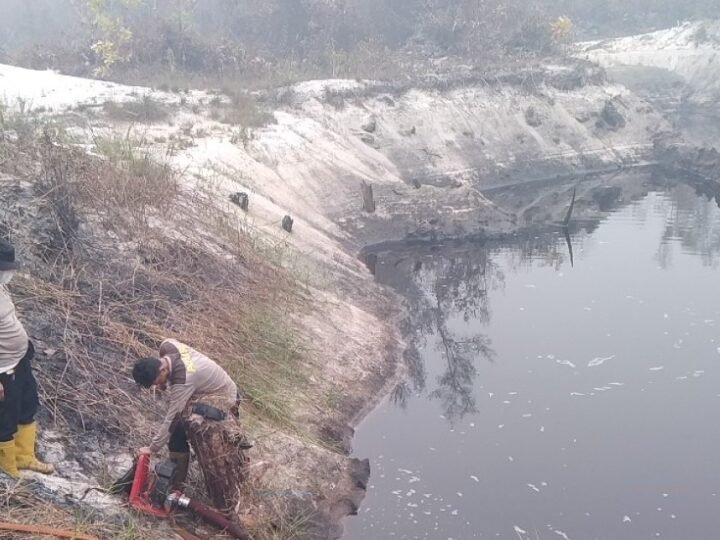 Lanjutkan Pemadaman Karhutla, Regu 2 Polresta Palangka Raya Tangani Bara Api di Marang