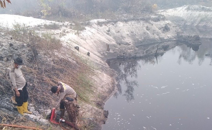 Lanjutkan Pemadaman Karhutla, Regu 2 Polresta Palangka Raya Tangani Bara Api di Marang