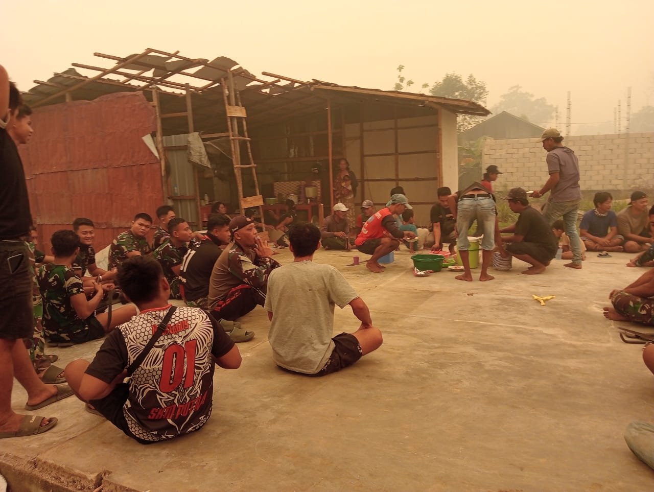 Jalin Keakraban, Anggota Satgas TMMD Kodim 1016/Plk Laksanakan Makan Siang Bersama