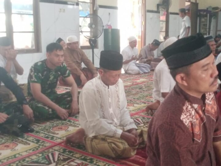 Perkuat Keimanan, Anggota Satgas TMMD Sholat Jumat Bersama Warga