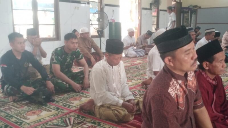 Perkuat Keimanan, Anggota Satgas TMMD Sholat Jumat Bersama Warga