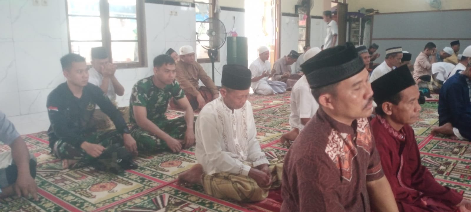 Perkuat Keimanan, Anggota Satgas TMMD Sholat Jumat Bersama Warga