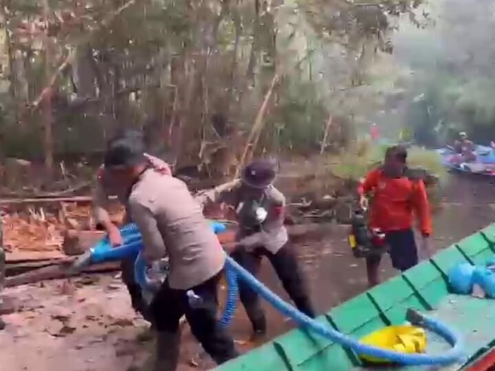 Tempuh Jarak 3,7 Km dengan Berjalan Kaki, Satgas Karhutla Polda Kalteng Berjuang Padamkan Api di Taman Nasional Tanjung Puting