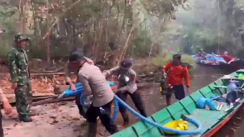 Tempuh Jarak 3,7 Km dengan Berjalan Kaki, Satgas Karhutla Polda Kalteng Berjuang Padamkan Api di Taman Nasional Tanjung Puting