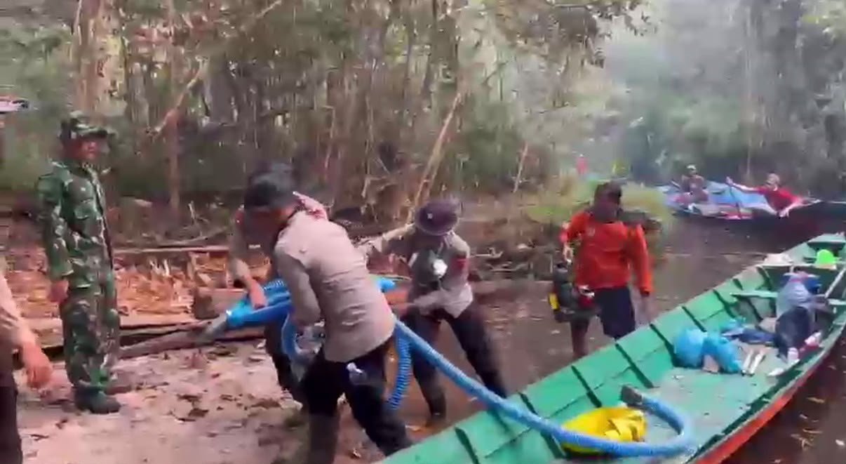 Tempuh Jarak 3,7 Km dengan Berjalan Kaki, Satgas Karhutla Polda Kalteng Berjuang Padamkan Api di Taman Nasional Tanjung Puting