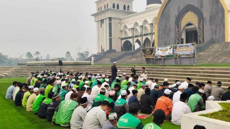 Mohon Turunnya Hujan, Polresta Palangka Raya Ikuti Salat Istiska Akbar Bersama Driver Online
