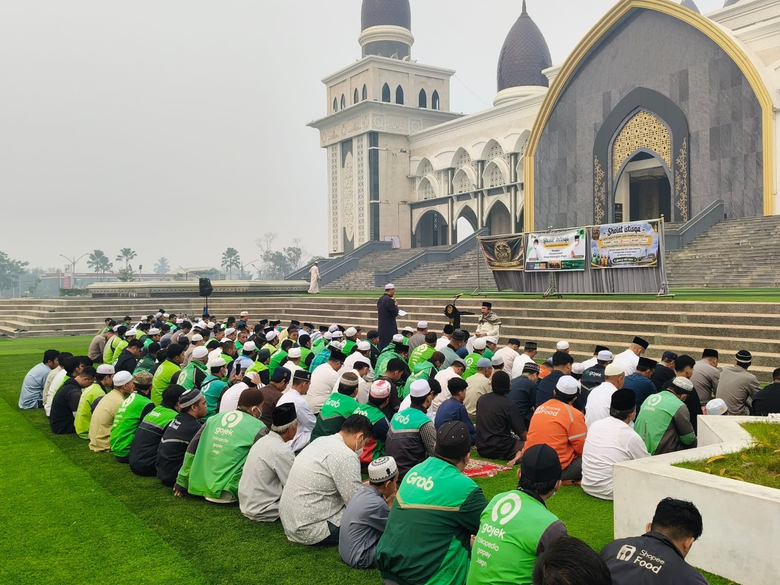 Mohon Turunnya Hujan, Polresta Palangka Raya Ikuti Salat Istiska Akbar Bersama Driver Online