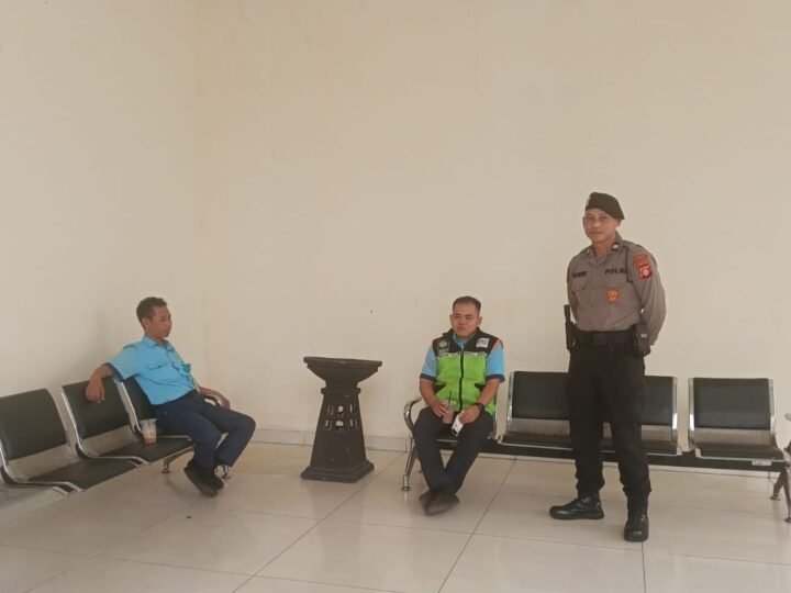 Penerbangan Terhenti akibat Kabut Tebal, Satpamobvit Polresta Palangka Raya Tetap Siaga di Bandara Tjilik Riwut