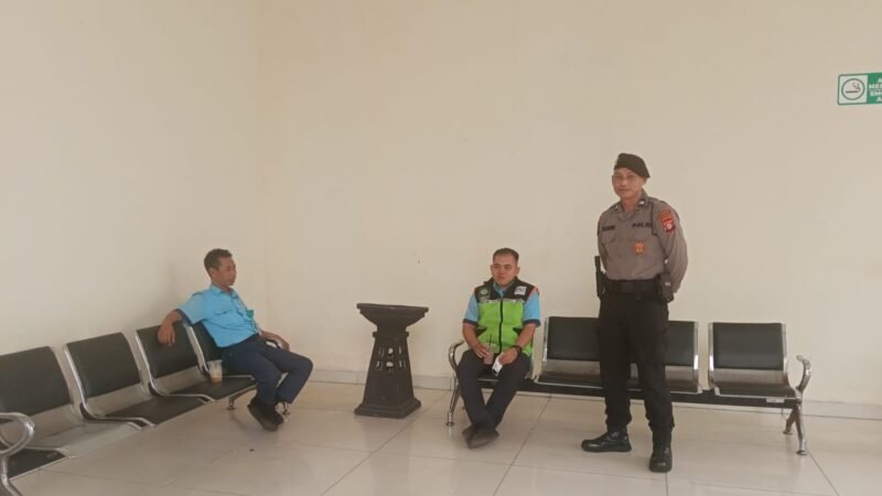 Penerbangan Terhenti akibat Kabut Tebal, Satpamobvit Polresta Palangka Raya Tetap Siaga di Bandara Tjilik Riwut