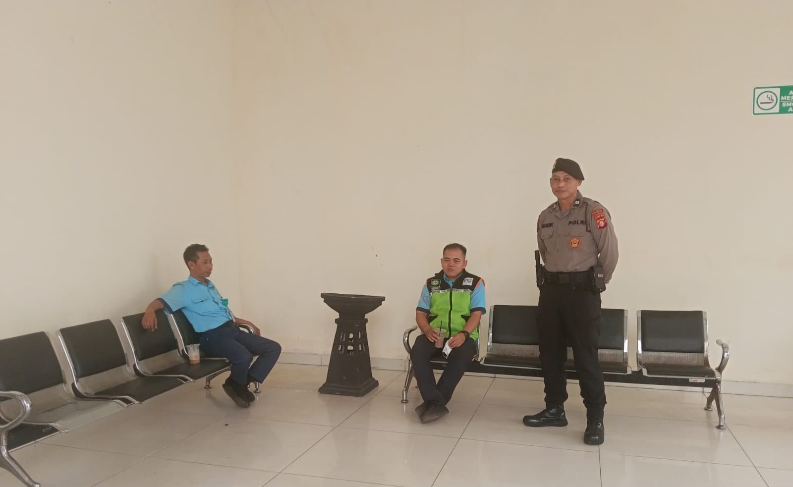Penerbangan Terhenti akibat Kabut Tebal, Satpamobvit Polresta Palangka Raya Tetap Siaga di Bandara Tjilik Riwut