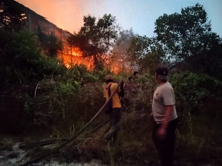 Tindak Lanjuti Laporan Karhutla, Polsek Rakumpit Padamkan Api di Kebun Kelompok Tani Oibama