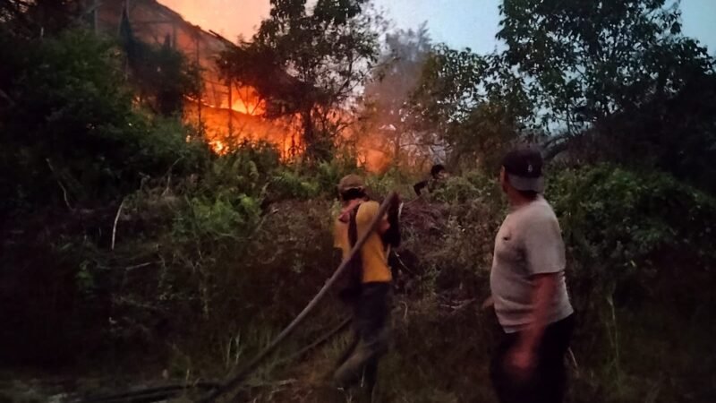 Tindak Lanjuti Laporan Karhutla, Polsek Rakumpit Padamkan Api di Kebun Kelompok Tani Oibama