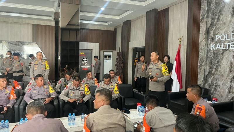 Matangkan Strategi Penanganan Karhutla, Dansatbrimob Polda Kalteng Berikan ADO kepada Personel BKO dari Brimob NTB