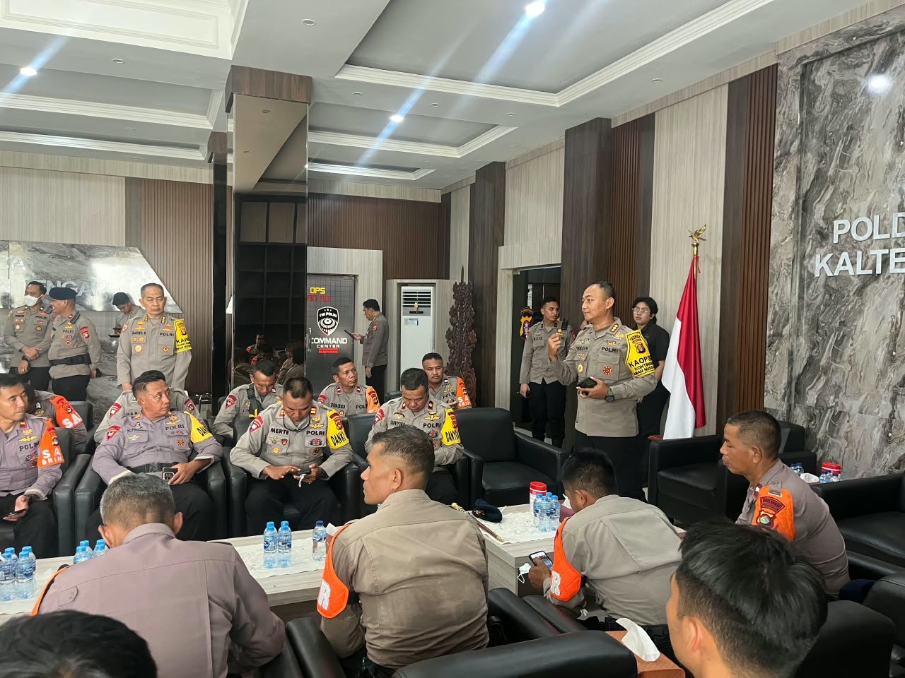 Matangkan Strategi Penanganan Karhutla, Dansatbrimob Polda Kalteng Berikan ADO kepada Personel BKO dari Brimob NTB