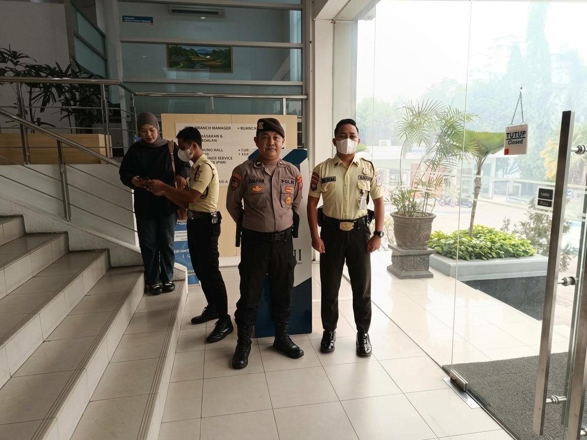 Satpamobvit Hadir Berikan Rasa Aman, Aktivitas Perbankan Berjalan Tertib