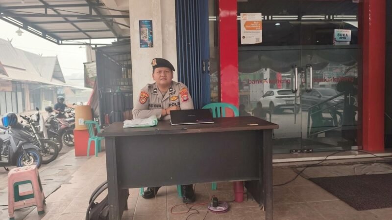 Bersama Satpam, Personel Satpamobvit Polresta Palangka Raya Pastikan Keamanan di Dunia Perbankan