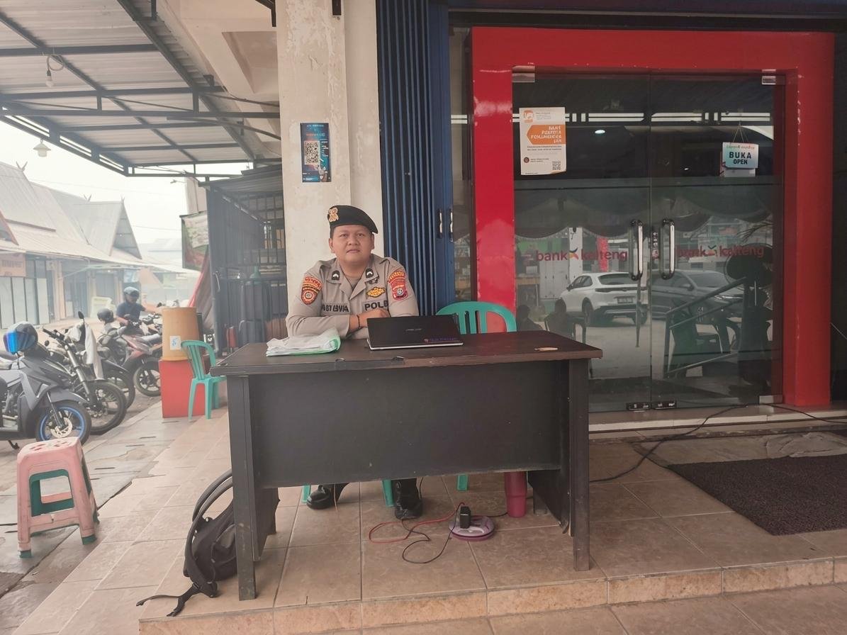 Bersama Satpam, Personel Satpamobvit Polresta Palangka Raya Pastikan Keamanan di Dunia Perbankan