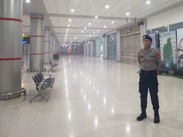 Jaga di Bandara Tjilik Riwut, Anggota Satpamobvit Polresta Palangka Raya Kedepankan Sikap Humanis